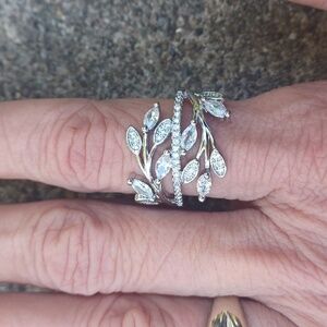 New!925 sterling,CZ,petal design,ring! Sz.8